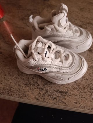 Zapatillas Fila niño  plateadas y blancas