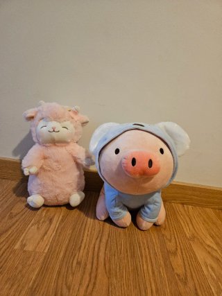 Peluche de oveja y cerdo
