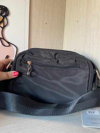 Bolso negro con etiqueta