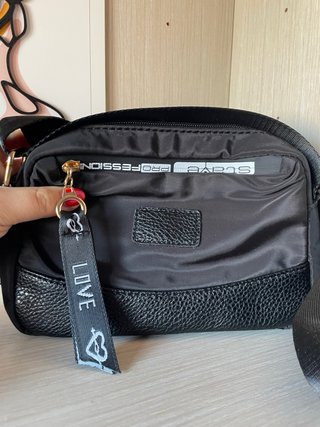 Bolso negro con etiqueta