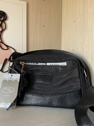 Bolso negro con etiqueta