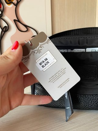 Bolso negro con etiqueta