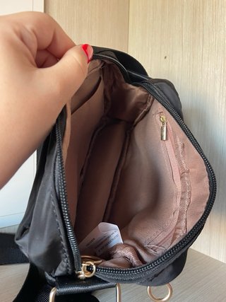 Bolso negro con etiqueta