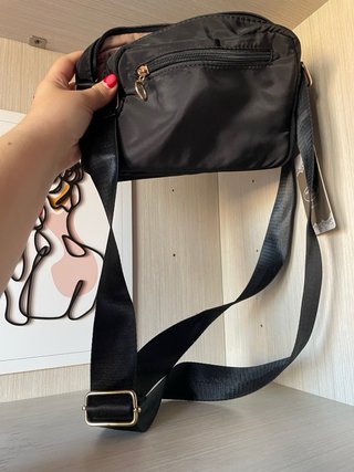 Bolso negro con etiqueta