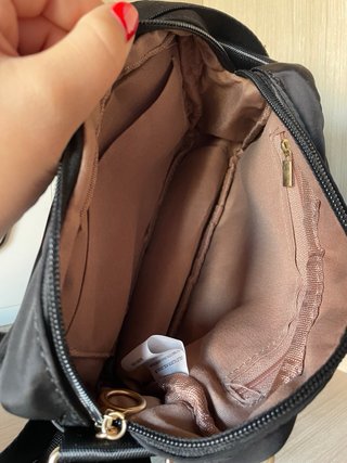 Bolso negro con etiqueta