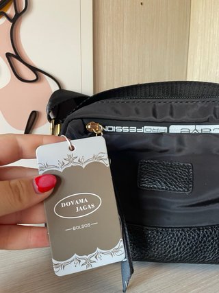 Bolso negro con etiqueta