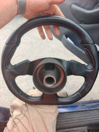 Volante deportivo S-Racing con piña