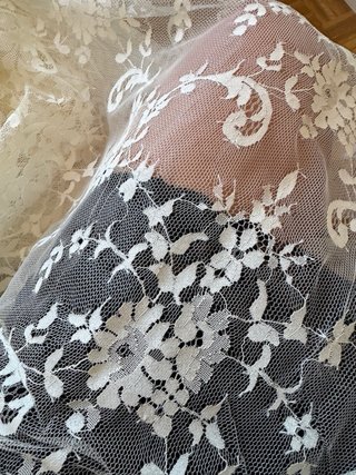 Mantilla de boda encaje beige y blanco