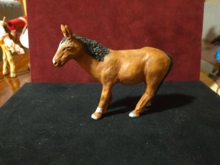 Artesanía de caballo marrón