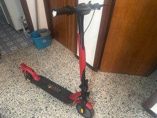 Patinete Eléctrico Rojo y Negro