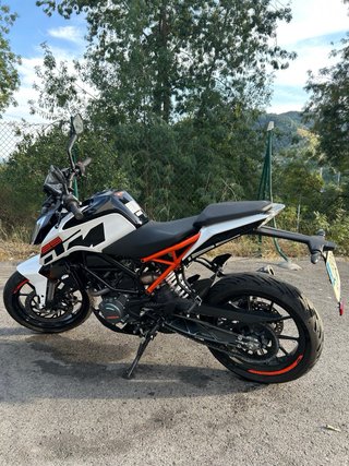 KTM Duke 125 Blanca y Naranja