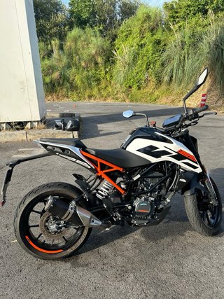 KTM Duke 125 Blanca y Naranja