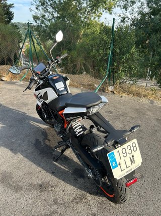 KTM Duke 125 Blanca y Naranja