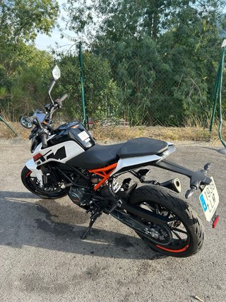 KTM Duke 125 Blanca y Naranja