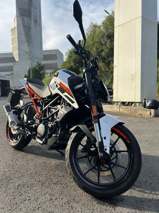 KTM Duke 125 Blanca y Naranja