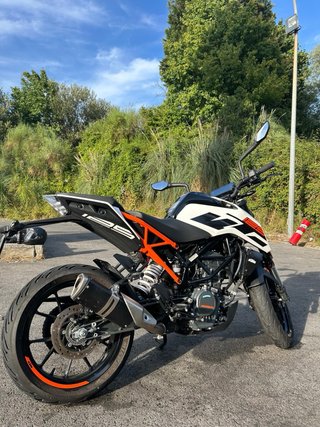 KTM Duke 125 Blanca y Naranja