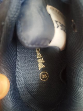 Zapatos deportivos azules y blancos