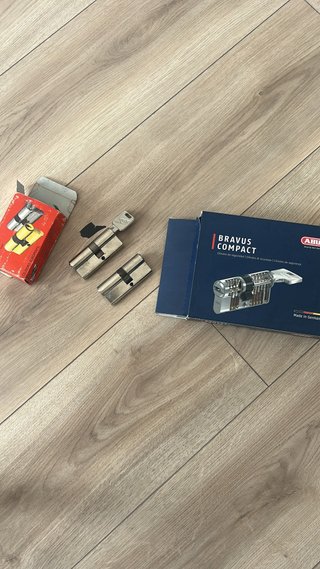 Cerradura Europerfil UCEM con llaves