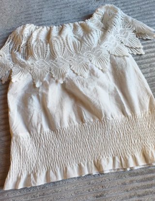 Camiseta blanca con encaje