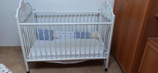 Cuna infantil con diseño de nubes y luna