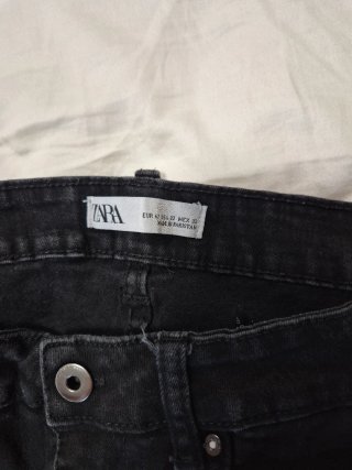 Pantalón vaquero Zara negro Talla L