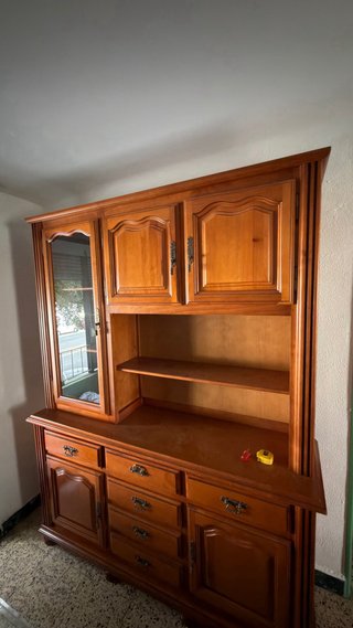Mueble de salón de madera y cristal