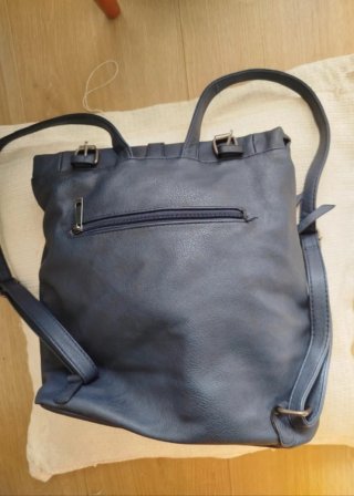 Mochila azul de piel sintética.