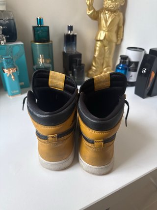 Jordan 1 High Negro Amarillo
