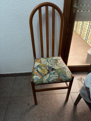 Silla de madera con asiento estampado