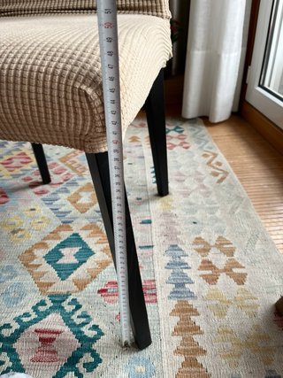 4 Sillas Polipiel Beige con fundas de tela.
