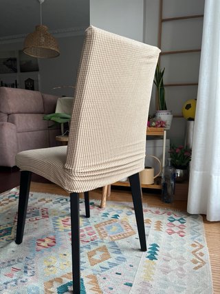 4 Sillas Polipiel Beige con fundas de tela.