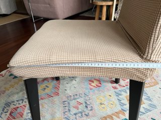 4 Sillas Polipiel Beige con fundas de tela.