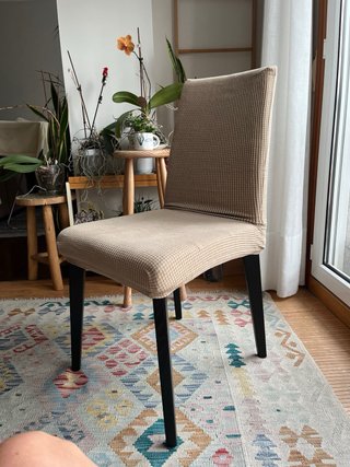 4 Sillas Polipiel Beige con fundas de tela.