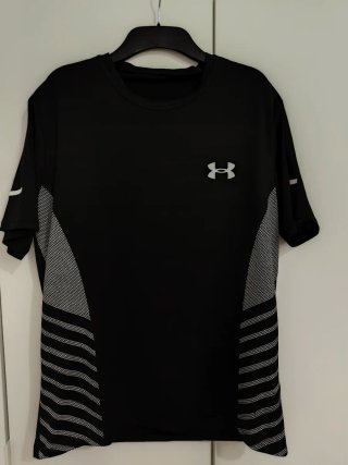 Camiseta deportiva Under Armour negra