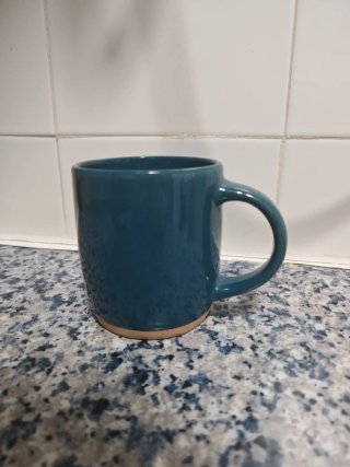 Taza de cerámica azul y beige