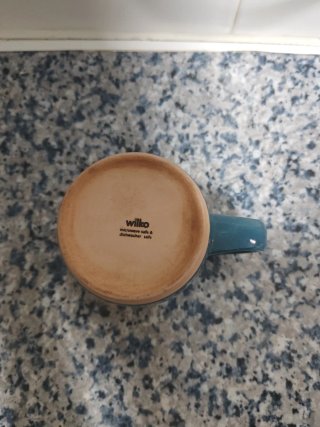 Taza de cerámica azul y beige