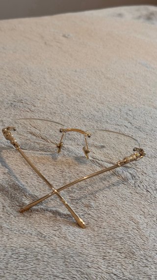 Gafas de sol doradas con diseño de animal
