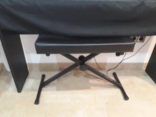 Piano con funda y banqueta. Pedal y cargador