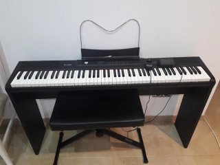 Piano con funda y banqueta. Pedal y cargador