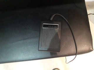 Piano con funda y banqueta. Pedal y cargador