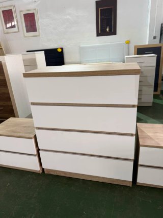 Cómoda de madera y blanco