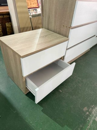 Cómoda de madera y blanco