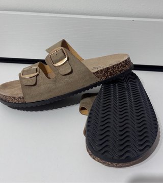 Sandalias planas beige/marrón con hebillas