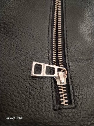 Bolso de piel negro con alas