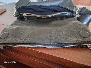 Bolso de piel negro con alas