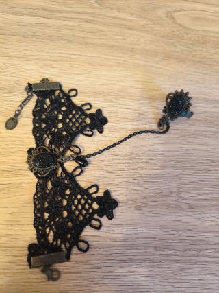 Bracciale pizzo nero con anello