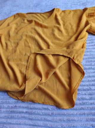 Blusa amarilla con volantes