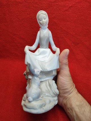 Figura Lladro Niña con Conejo