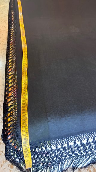 Mantón negro con flecos y detalles multicolor