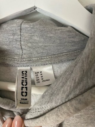 Sudadera gris con capucha